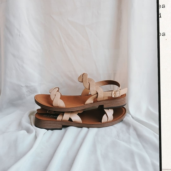 🚨FEW PAIRS LEFT// Beige Sandal - Picture 4 of 5